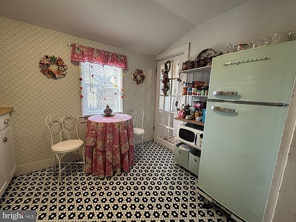 5th image of 5515 Main St