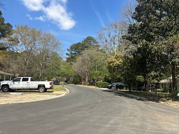 4th image of 715 Harvard Dr NW