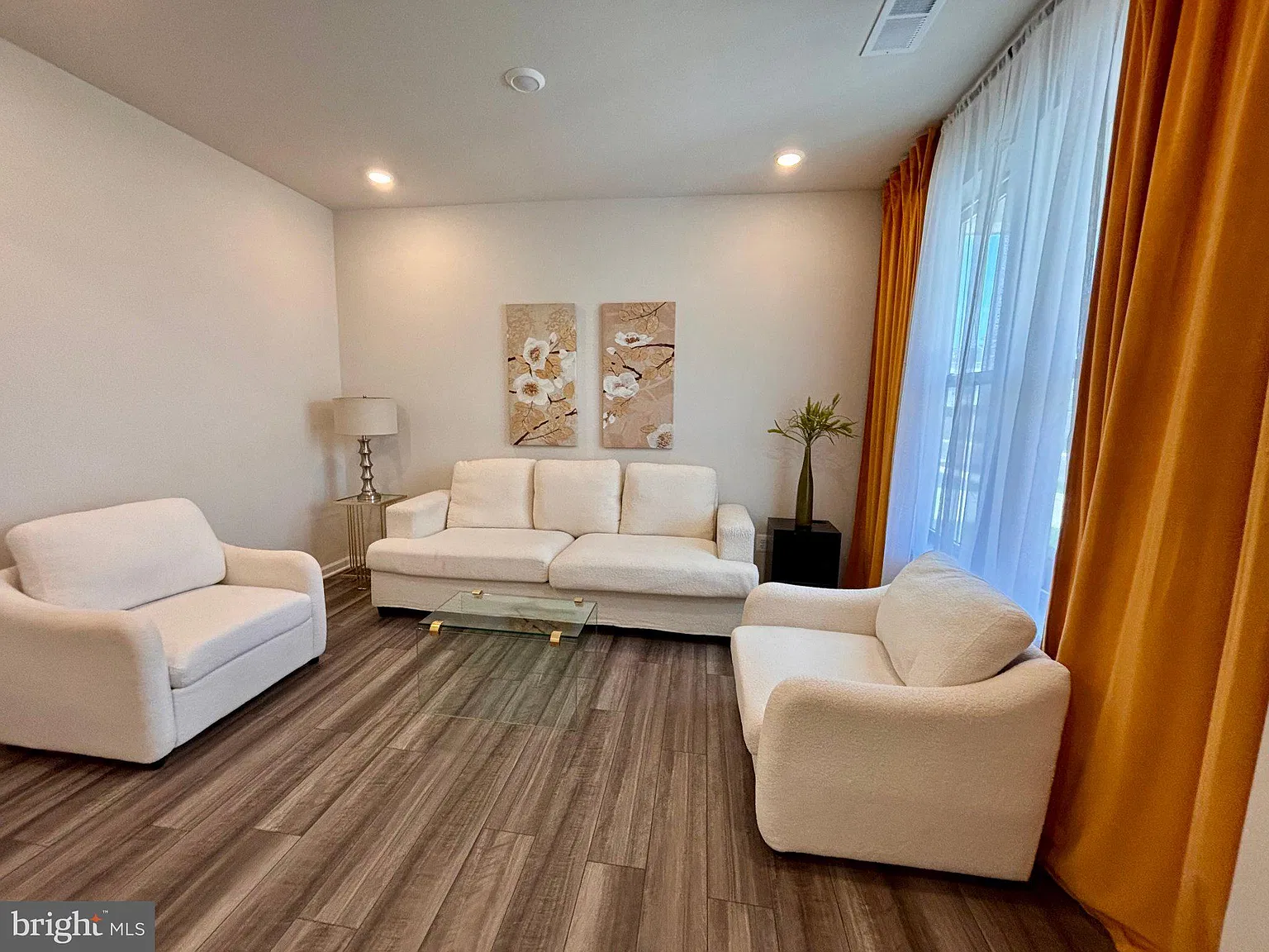 4 bed, 2.5 bath, 2550 sqft, $3,200 — Photo 2