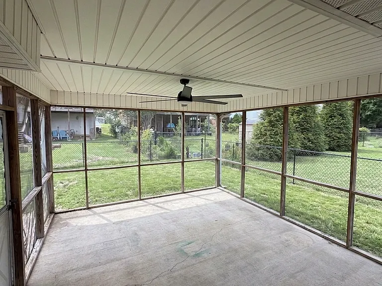 334 W Pointe Dr — Photo 19