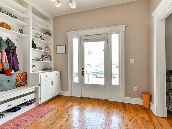 4th image of 450 E Lee St