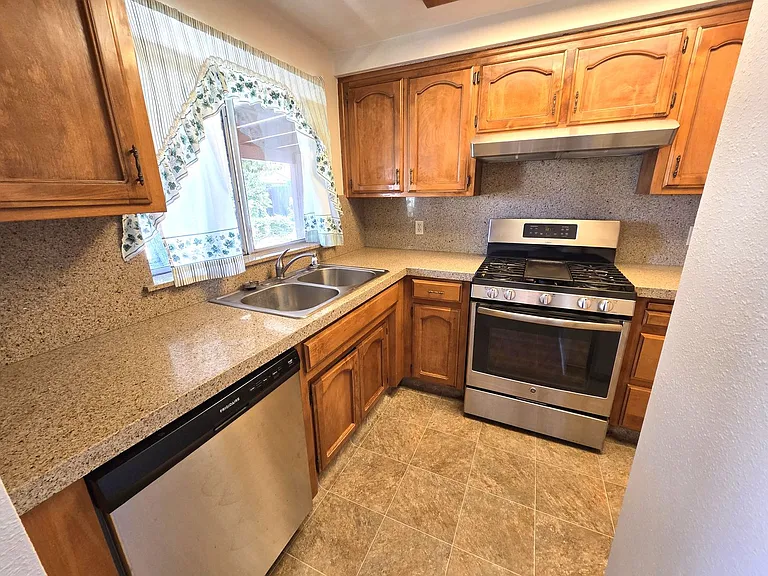550 Black Oak Ave — Photo 5