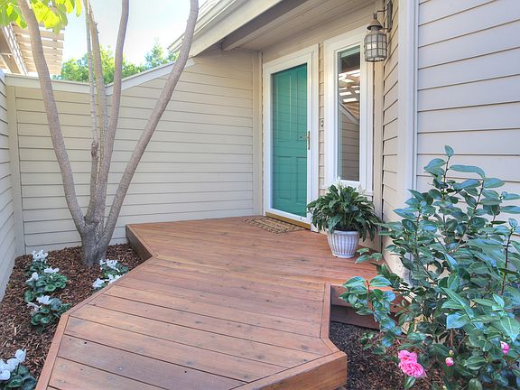 3rd image of 2424 De La Vina St