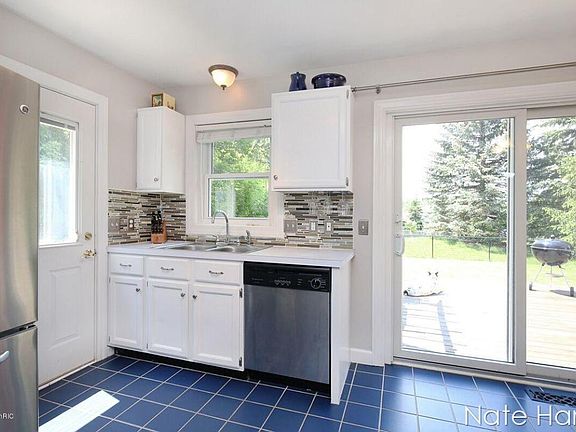 5th image of 2329 Meadowglen Dr NE