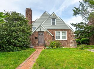 73 Radnor Rd, Great Neck, NY 11023