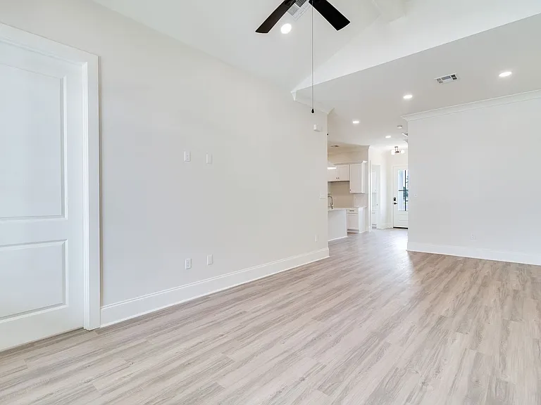 102 Perth Pl — Photo 40