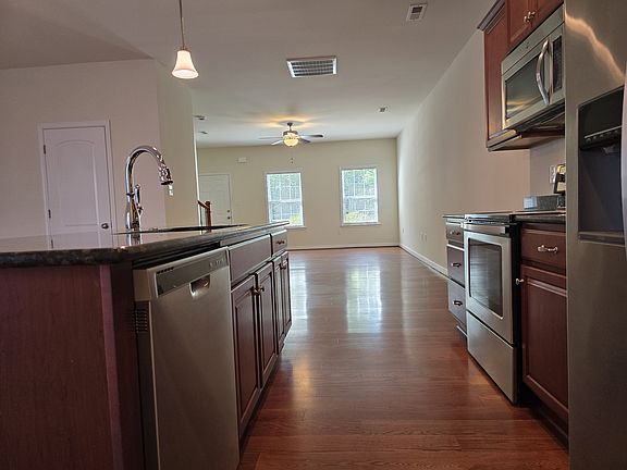 Open Kitchen & Breakfast Nook