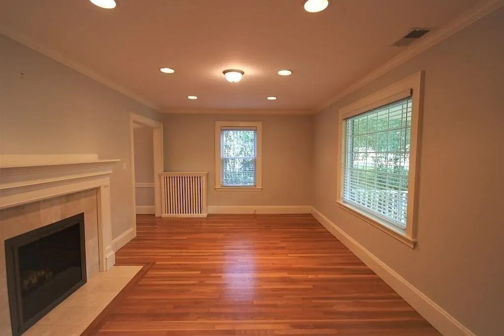 Building Photo - 30 Farmcrest Ave