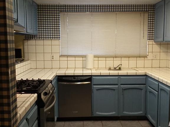 3rd image of 1833 Scarborough Dr