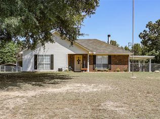 120 Country Side Ln, Elmore, AL 36025