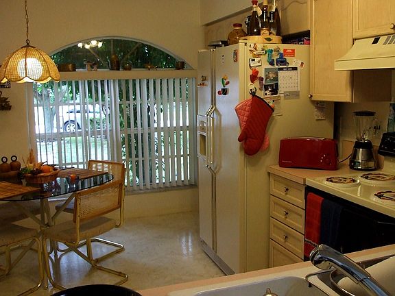 kitchen w. eating area