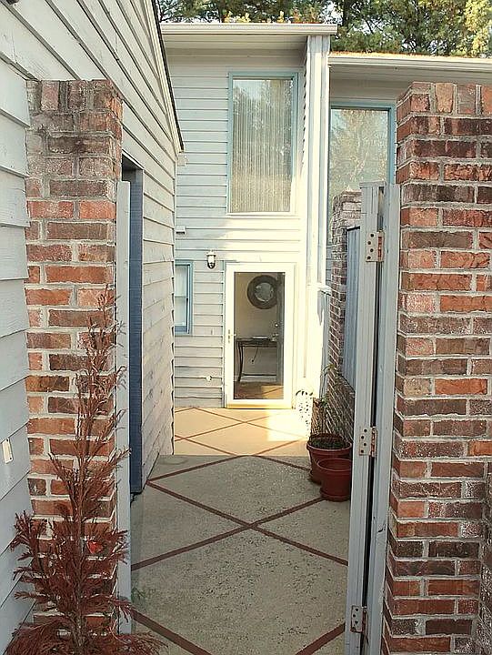 1st image of 407 Bramblewood Ln