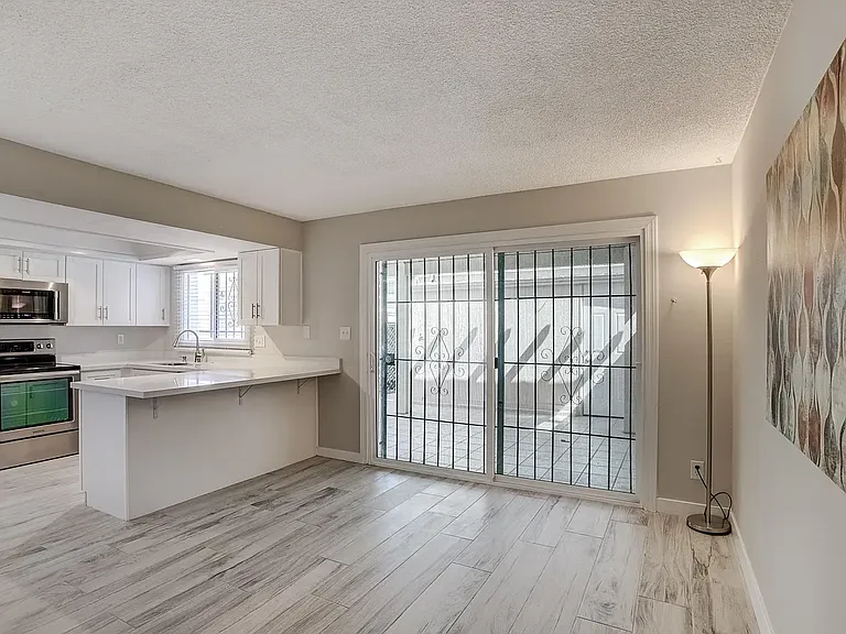 1527 W Hazelwood St — Photo 2