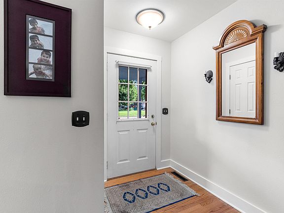 4th image of 701 E Meadowlark Trl