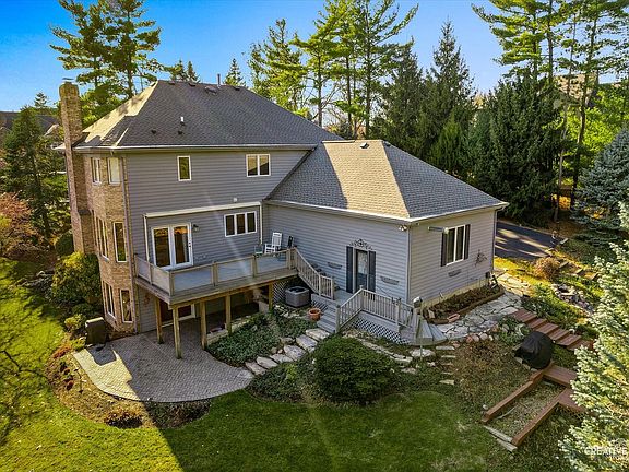 3rd image of 3205 Pine Woods Ln