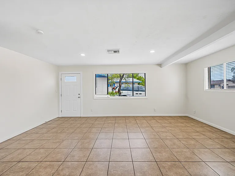 5924 W Seldon Ln — Photo 8
