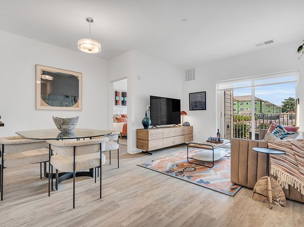 92 E 25th St #401