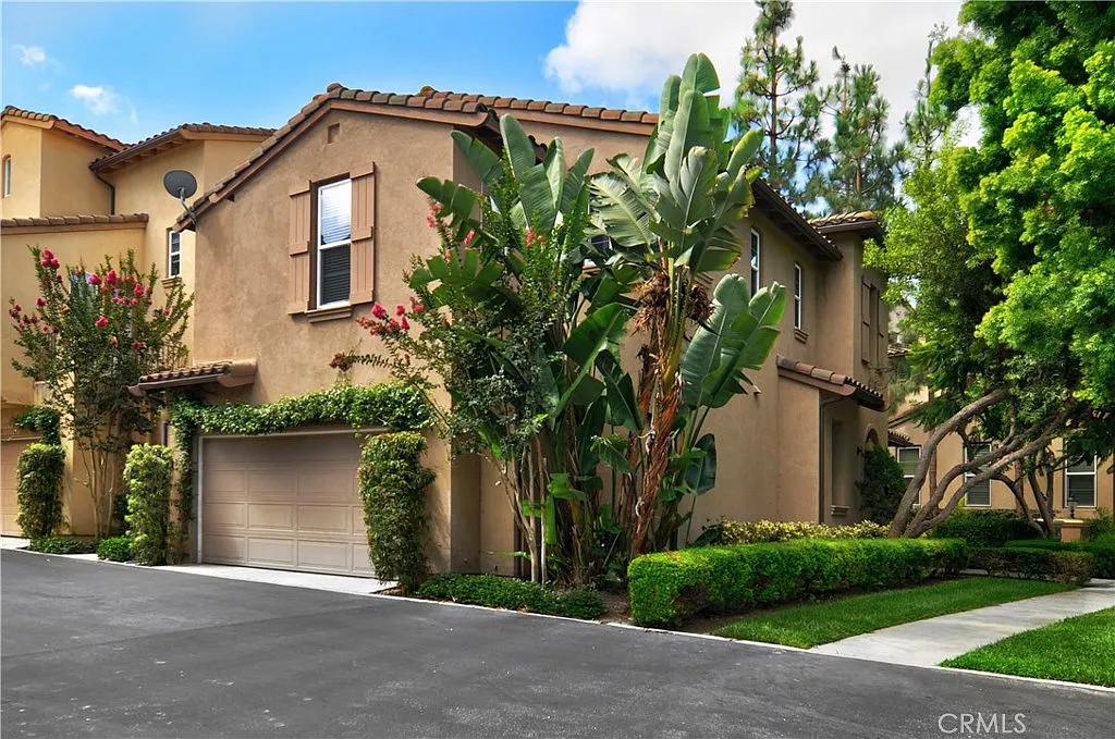 3 bed, 2.5 bath, 1869 sqft, $4,500 — Photo 1