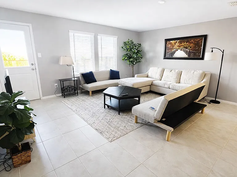 1713 Claireborne Ct — Photo 2