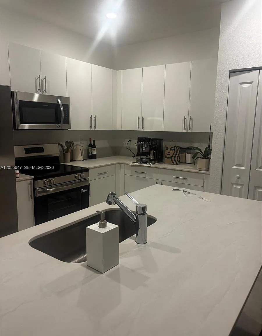 3 bed, 3.0 bath, $2,690 — Photo 3