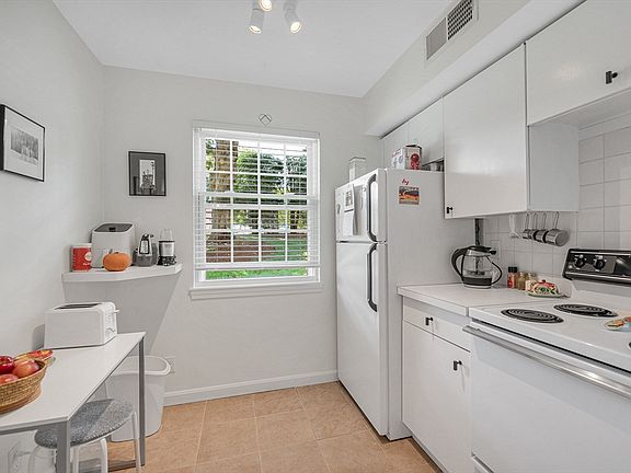5th image of 1207 Windsor Dr Unit 1207