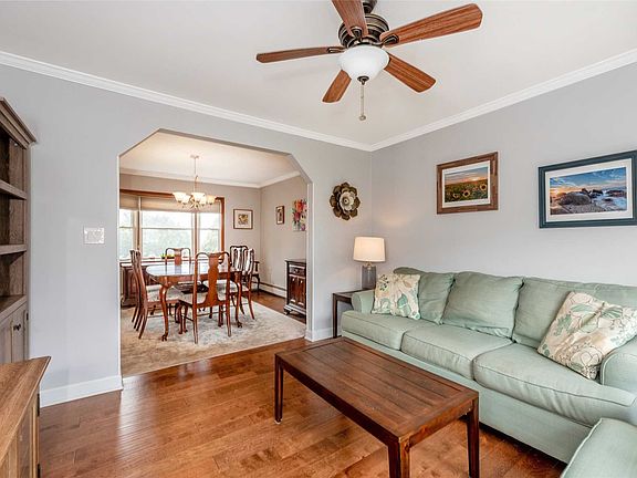 4th image of 527 Gardiners Ave