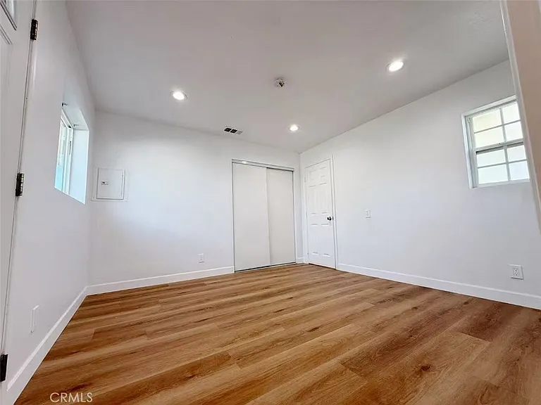 453 W Locust St #B — Photo 12
