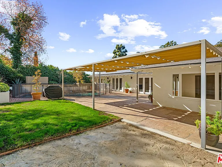 1836 N Doheny Dr — Photo 39