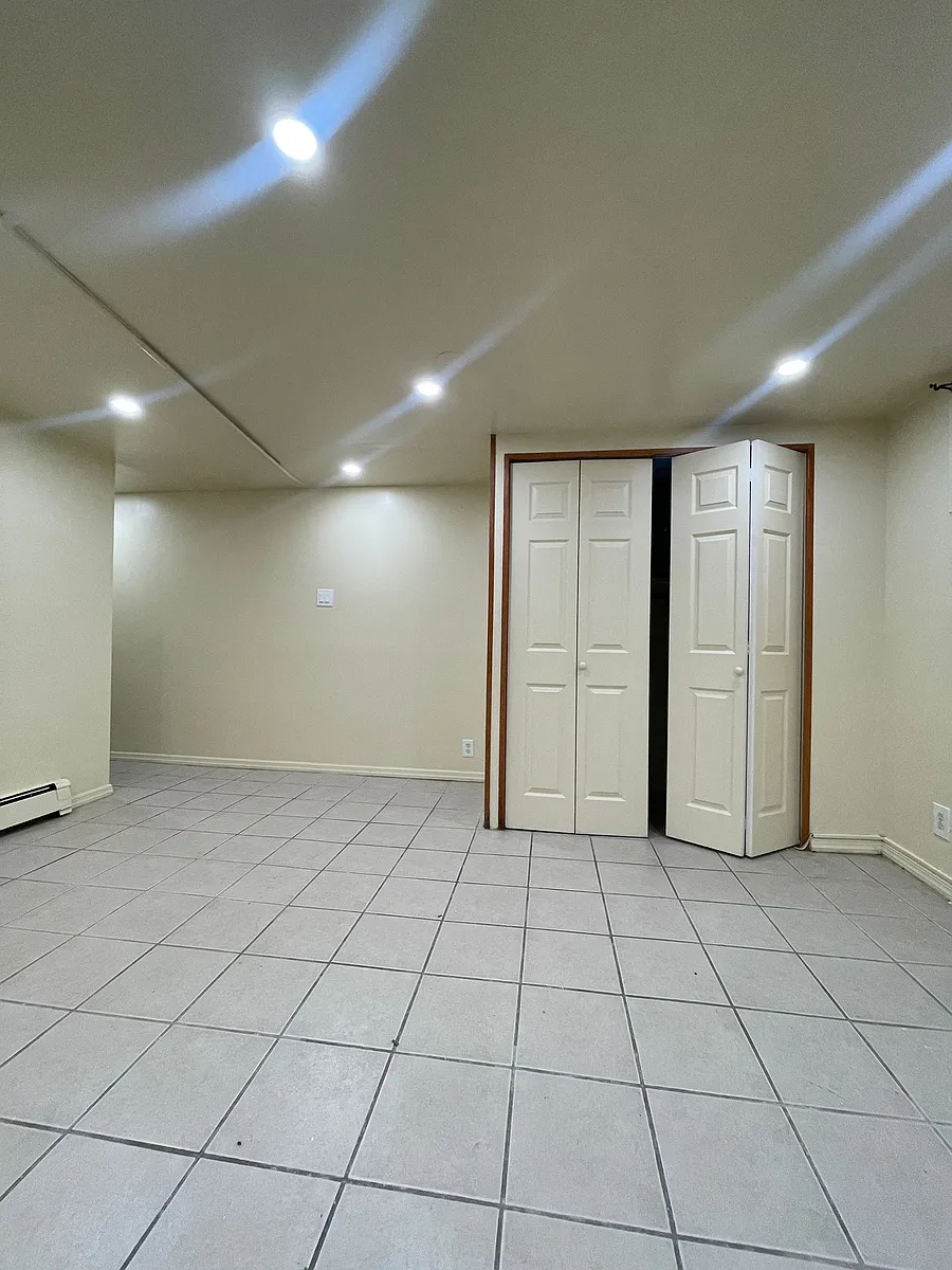 Building Photo - 6 Rose Ave #1