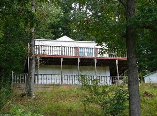 1736 Club Dr, Washington, WV 26181