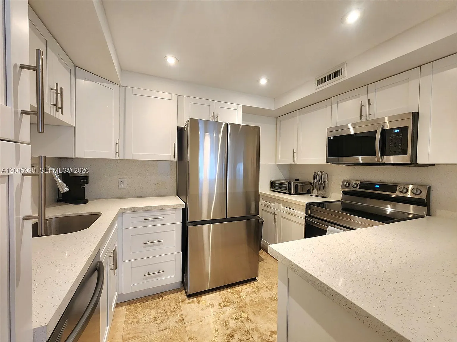 Alexander Towers Condo — Photo 3