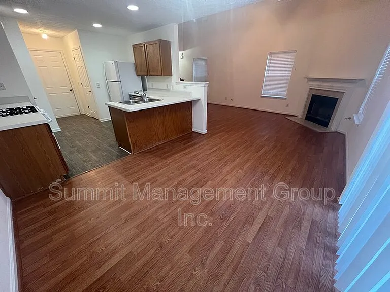 2810 Lakeside Cir — Photo 9