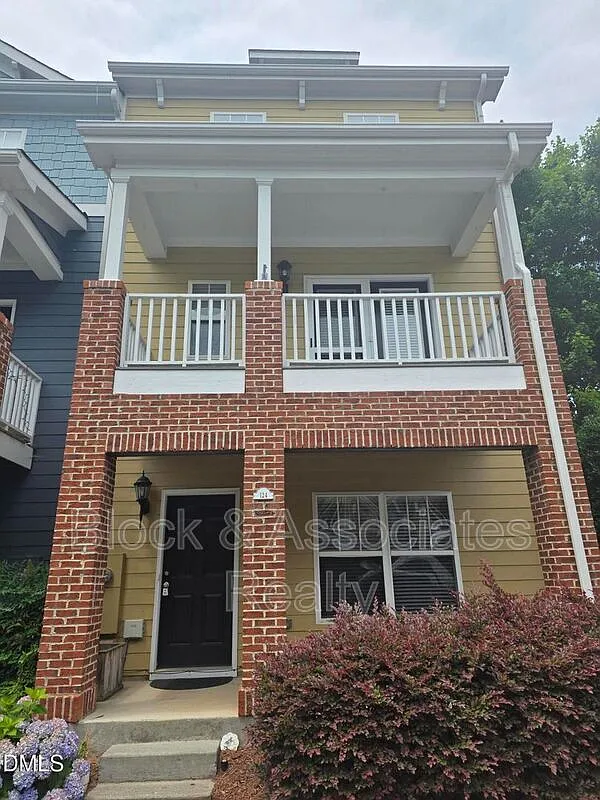 3 bed, 4.0 bath, 1889 sqft, $2,100 — Photo 1