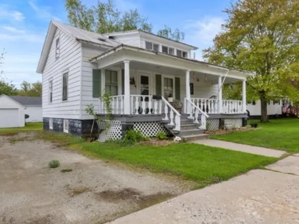 208 1st St, Oconto, WI 54153