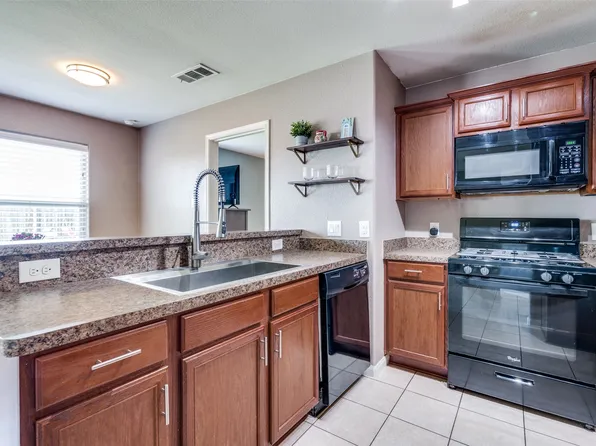 704 Lazy Crest Dr, Fort Worth, TX 76140