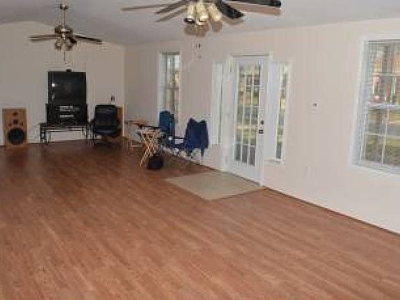 Great Rm w/Vaulted Ceilng