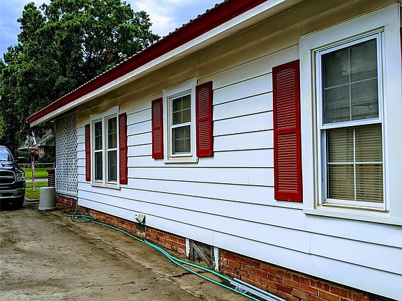 2nd image of 902 W Tishomingo St