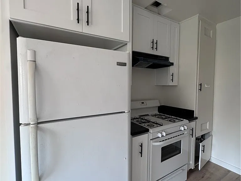 1422 Talmadge St #2 — Photo 4