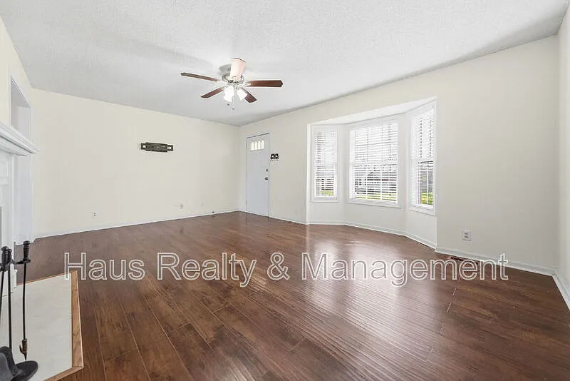 3 bed, 2.0 bath, 1440 sqft, $1,800 — Photo 3