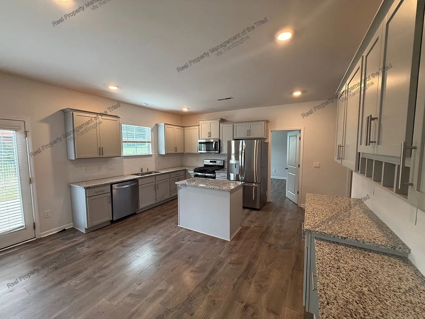 5 bed, 4.0 bath, 3554 sqft, $3,295 — Photo 3