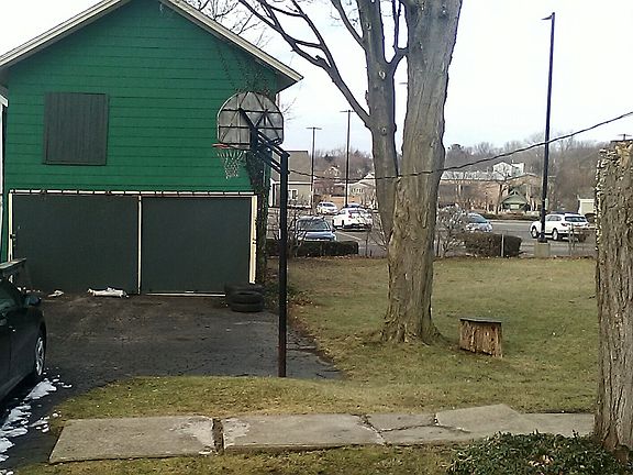4th image of 15 Pleasant St
