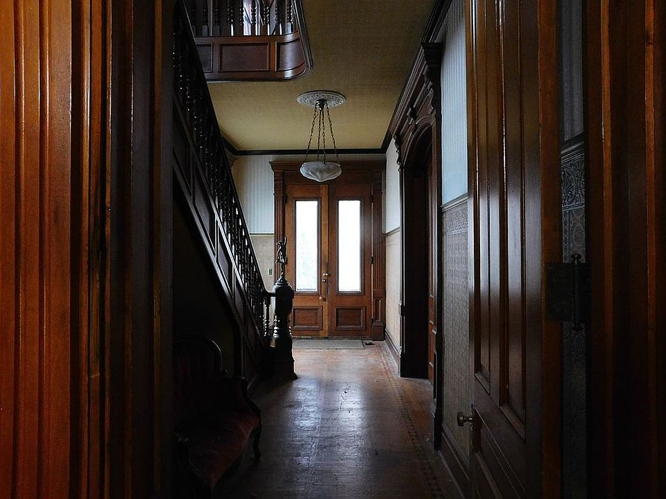 2nd image of 206 N 15th St