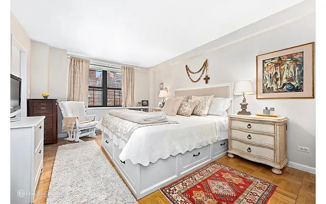 Sold by Douglas Elliman | media 22