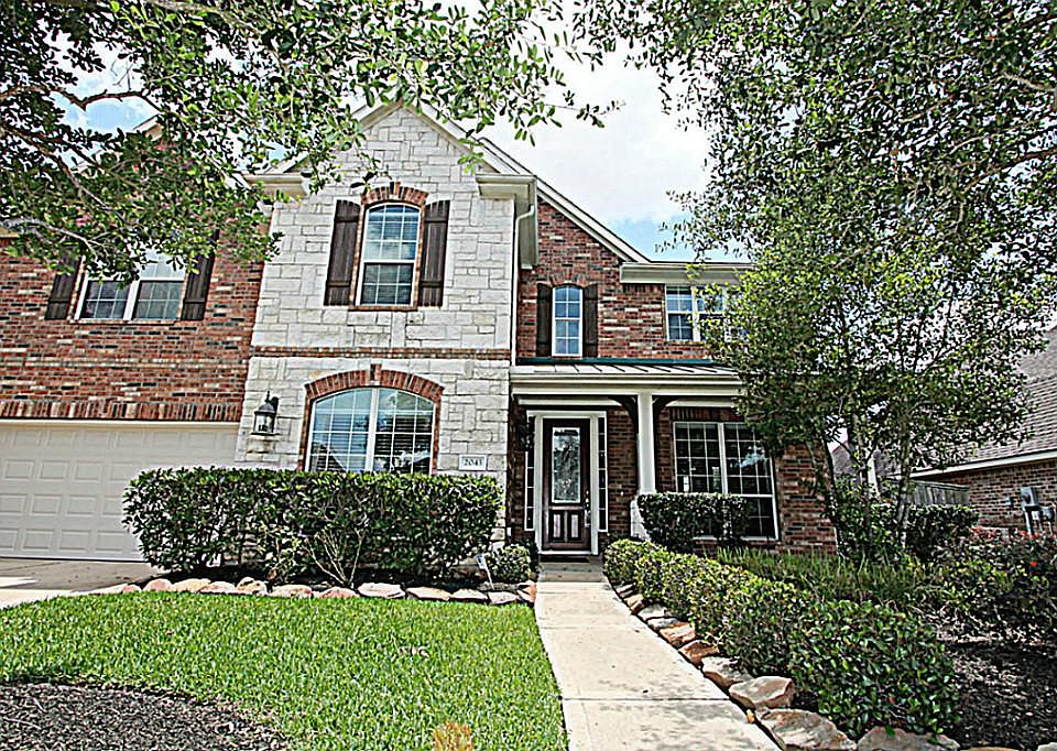 ATTRACTIVE CURB APPEAL AND A COVERED FRONT PORCH WELCOMES YOUR GUESTS AS THEY ARRIVE