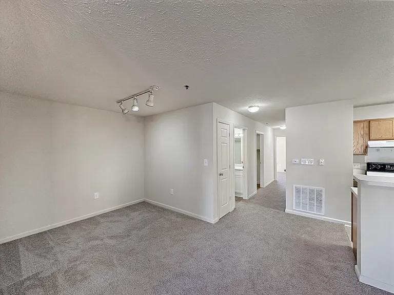 Alison Pointe Apartments — Photo 68