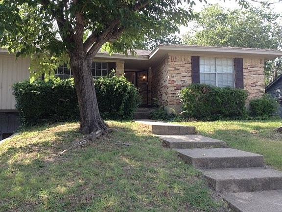 2nd image of 2984 Golfing Green Dr