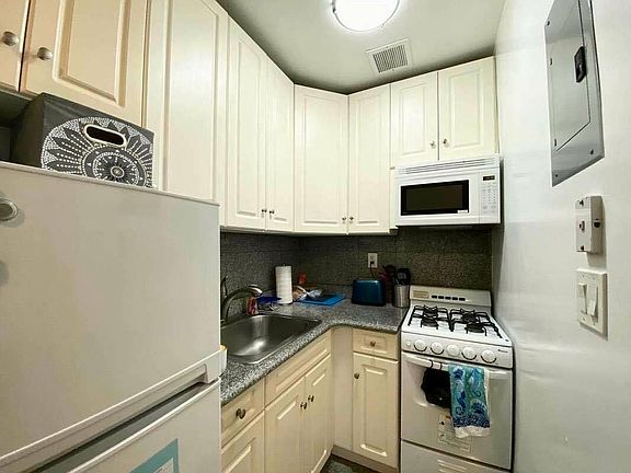 5th image of 101 W 68th St #4