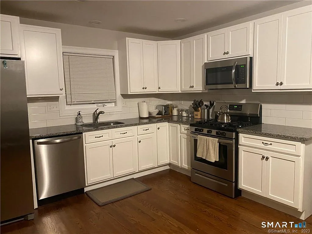 1 bed, 1.0 bath, 979 sqft, $2,350 — Photo 2