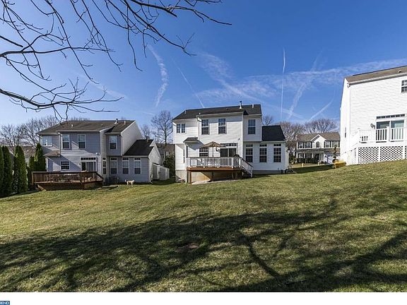 3rd image of 907 Francis Dr
