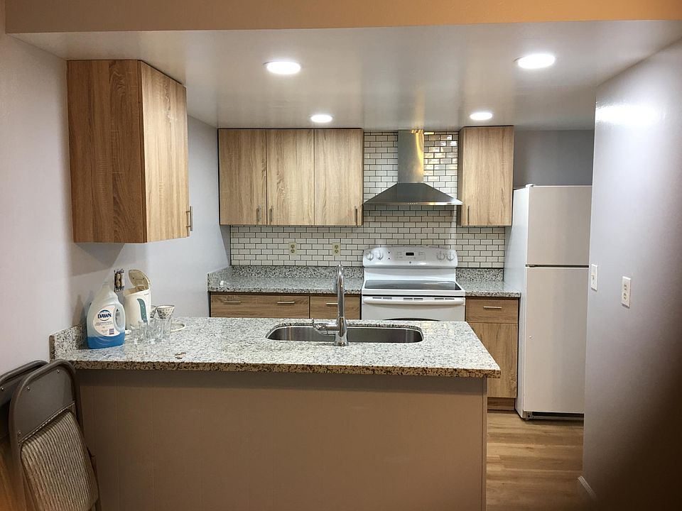 1st image of 224 Red Oak Dr E APT D